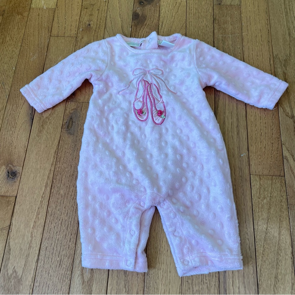 VTG SPECIALTY BABY PINK BALLET SHOE APPLIQUÉ ONE PIECE OUTFIT SIZE 0/3 MONTHS